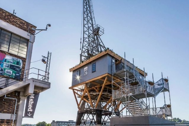 Bristol, benvenuti nella prima casa sull'albero sospesa ad una gru