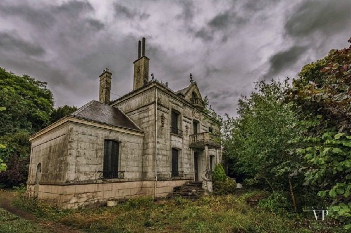 Francia, l'edificio abbandonato è in vendita per 120.000 euro ma nasconde un segreto Francia, l'edificio abbandonato è in vendita per 120.000 euro ma nasconde un segreto