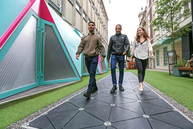 Londra, i marciapiedi diventano passerelle che trasformano i passi in elettricità