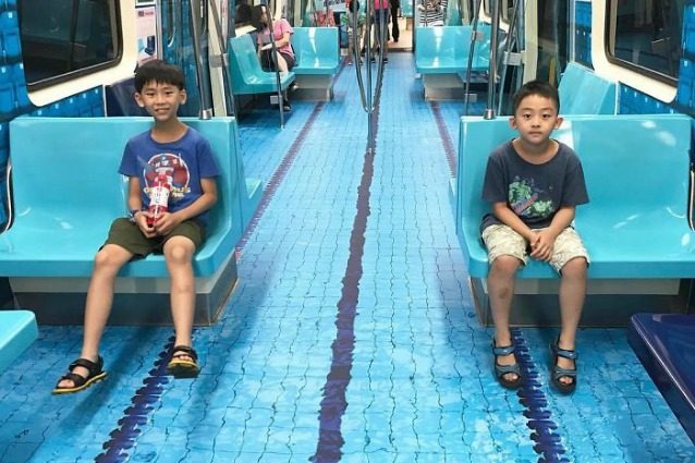 Taipei, il vagone della metropolitana diventa una piscina