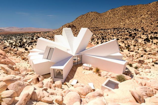 Come una rosa nel deserto: la casa di container con vista mozzafiato sul Joshua Tree Park