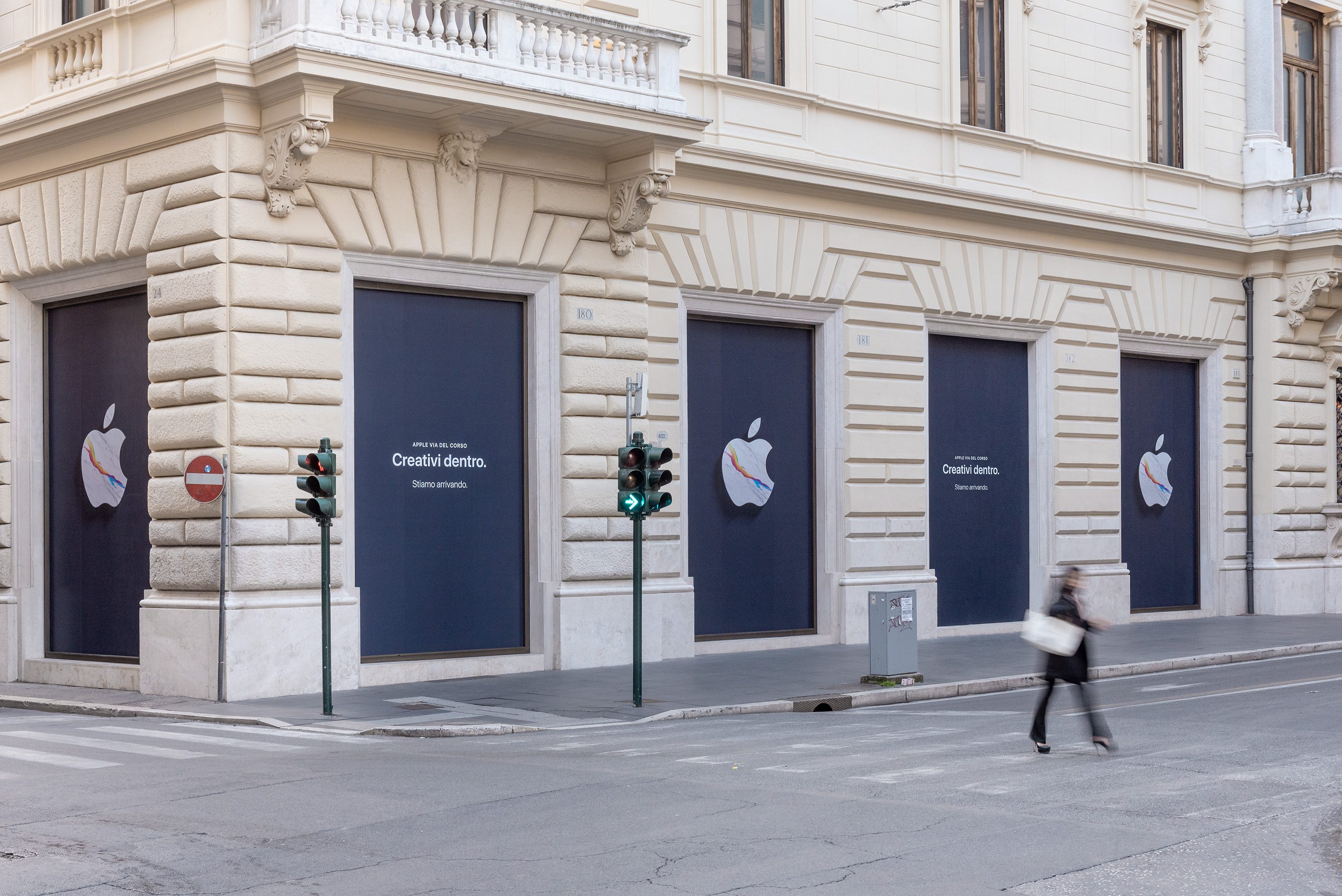 Le foto (e il nuovo logo) dell'Apple Store di Roma quando apre