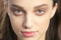 Testa nera una maschera da punti neri sulla vita di persona