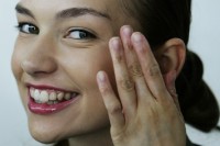 Il sistema di ringiovanimento per pelle intorno a occhi da risposte di Avon