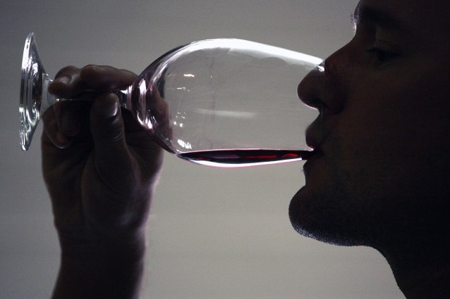 Volete essere più attraenti agli occhi del partner? Basta bere un bicchiere di vino