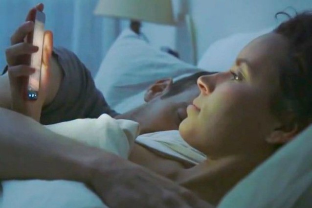 Le 10 cose che ogni giorno ci perdiamo per restare incollati allo smartphone (FOTO)