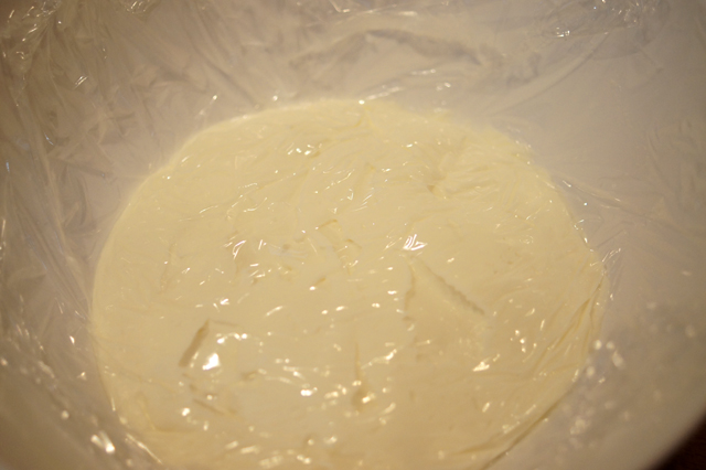 I passaggi finali per la preparazione della crema per la farcia della torta detta al latte tipo Kinder