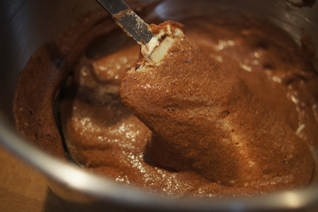 La preparazione della pasta biscotto per la torta fetta a latte tipo Kinder