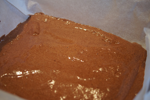 Come terminare la preparazione della pasta biscotto della torta fetta al latte tipo Kinder