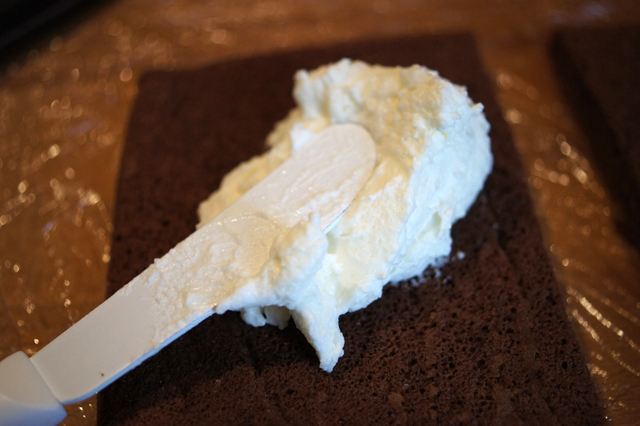 La pasta bisoctto e la crema si uniscono: la torta fetta al latte tipo Kinder è quasi pronta