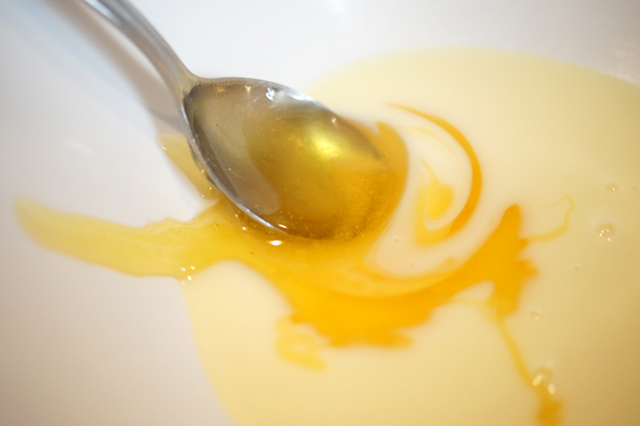 Come si prepara la crema con la quale viene farcita la torta fetta al latte tipo Kinder