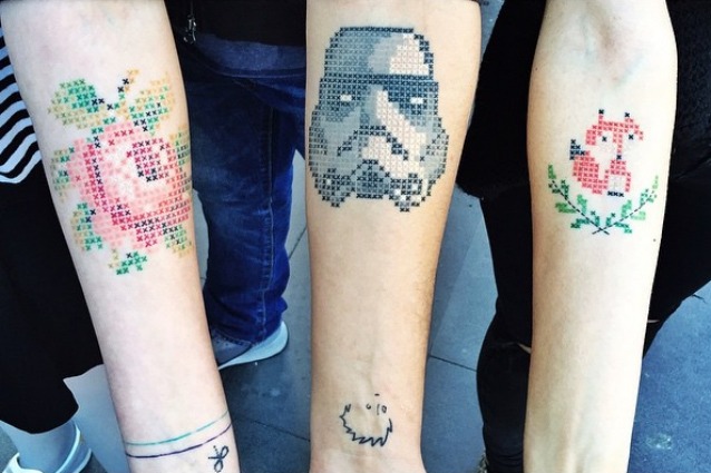 Tatuaggi come ricami sulla pelle: il nuovo trend dei tattoo a punto croce (FOTO)