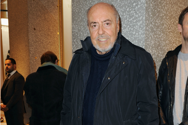 I funerali di Elio Fiorucci: celebra Don Mazzi accanto alla storica boutique di Milano