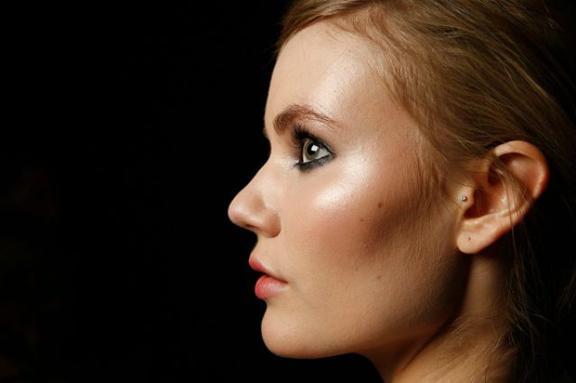 Esalta l'abbronzatura con il make up: ecco come rendere radioso il tuo viso (FOTO)
