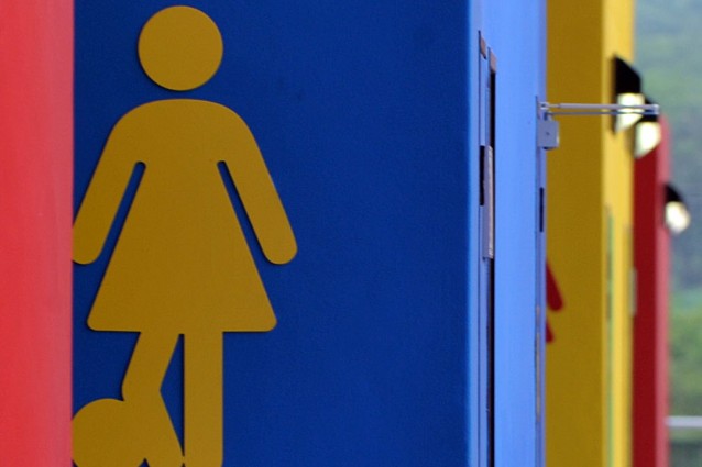 Di che colore è la tua pipì? Ecco cosa rivela l’urina sulla nostra salute
