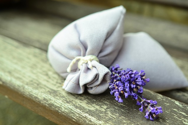 Profumi fai da te per larmadio e cassetti: idee per ricette Profumi fatti in casa