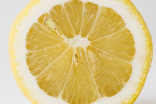 Rimuove le macchie e schiarisce i capelli: i 9 usi "alternativi" del limone