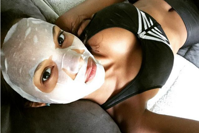 "Facial mask", scattarsi un selfie con la maschera di bellezza è il nuovo trend delle star