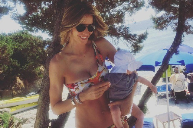 Elena Santarelli mamma in forma, sfoggia un corpo perfetto in bikini