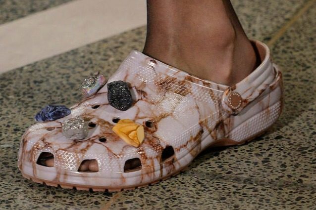 Le Crocs diventano glamour: le pantofole in gomma sfilano in passerella a Londra