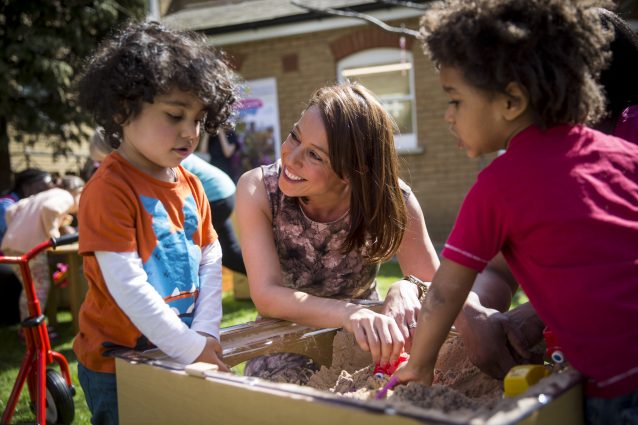 Niente sculacciate o compiti a casa: il metodo danese per crescere i bambini felici