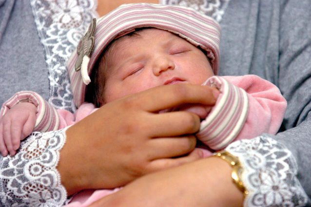 Stanchi delle notti insonni? Arriva la culla che addormenta il neonato in un minuto