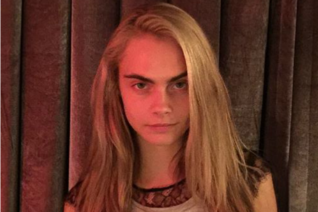 Cara Delevingne senza trucco e in pigiama: il look trasandato della modella
