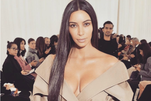 Kim Kardashian senza trucco alla sfilata parigina: anche al naturale è splendida