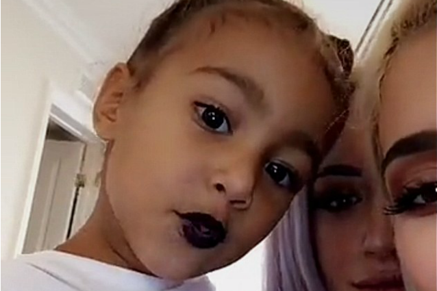 North West indossa il rossetto nero come zia Kylie: a 3 anni è già una diva