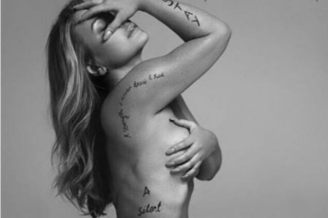 Anastacia posa nuda mostrando le cicatrici dopo il cancro