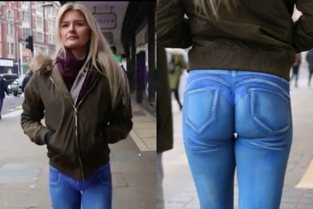 Passeggia nuda tra le strade di Londra: il jeans è disegnato sul suo corpo  con la body art