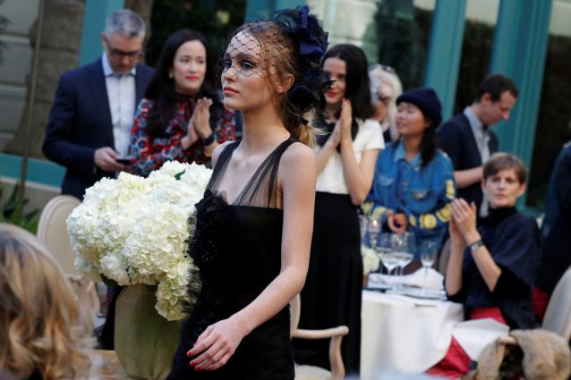 Lily-Rose Depp: il debutto in passerella alla sfilata Chanel Métiers d'Art