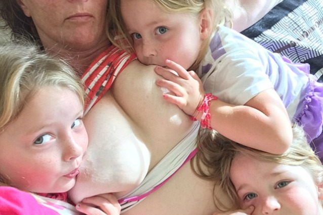 La Mamma Che Allatta I Tre Figli Gemelli Di 5 Anni Loro Decideranno Quando Smettere