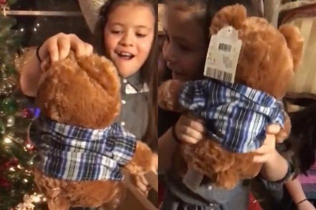 Il peluche riproduce la voce del nonno a cui ha detto addio, la commozione della bimba