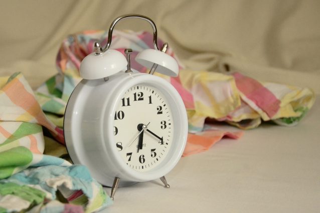 Continuare a dormire dopo che la sveglia ha suonato è sintomo di intelligenza: ecco perché