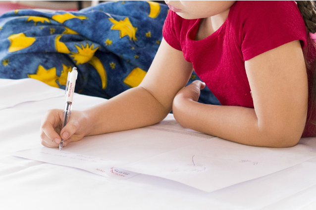 Cacciata da scuola perché indossava la parrucca ma la bimba soffriva di alopecia