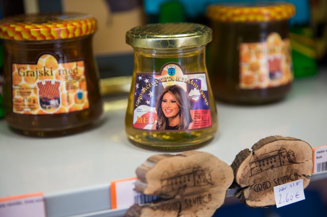 Il volto di Melania Trump sul barattolo del miele: l’omaggio in Slovenia alla First Lady
