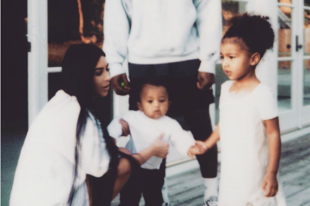 Il ritorno di Kim sui social: niente nudi e foto sexy, la Kardashian posa con i figli