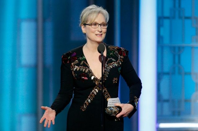 Meryl Streep ai Golden Globes 2017: occhiali e coraggio sul palco dello show