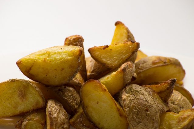 Le patate potrebbero esporre al rischio cancro: ecco come cuocerle per evitare problemi