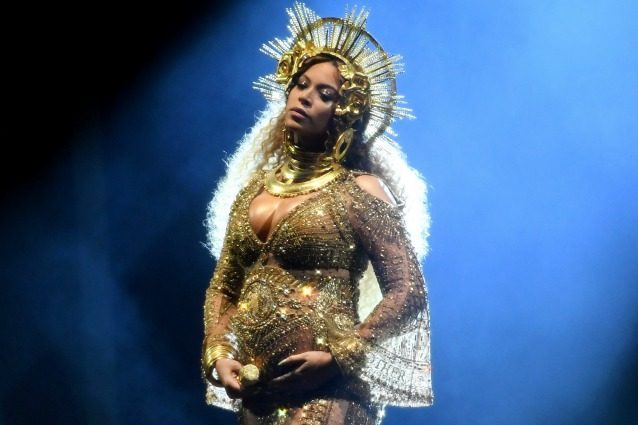 Beyoncé mostra il pancione ai Grammy: mai un look premaman così glamour