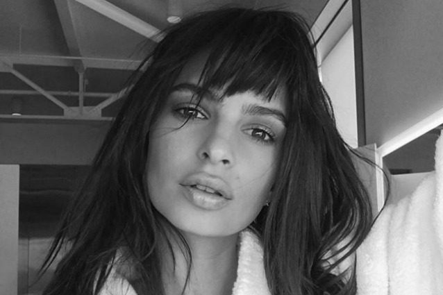 Emily Ratajkowski cambia look: la modella sceglie la frangia