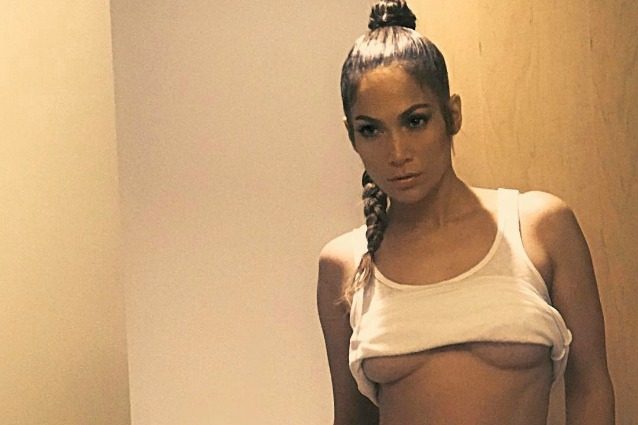 L'underboob di Jennifer Lopez: a 47 anni la star ha un seno perfetto e senza “aiuti”