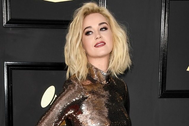 Il cambio look di Katy Perry ai Grammy 2017: capelli biondo platino sul red carpet
