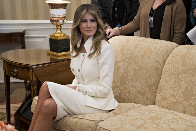 Il debutto di Melania come First Lady: per la prima volta alla Casa Bianca con il marito