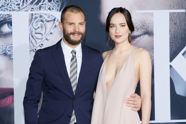 La prima di “50 sfumature di nero”: Jamie cambia look, Dakota punta sulla scollatura