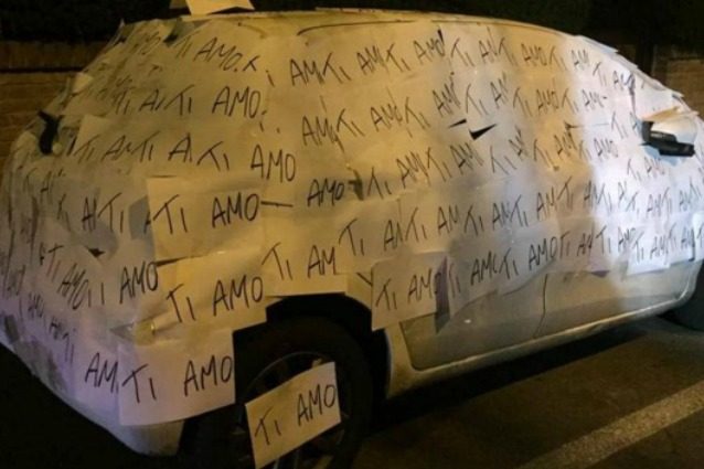 Copre l'auto di "Ti amo": la dichiarazione più romantica di sempre