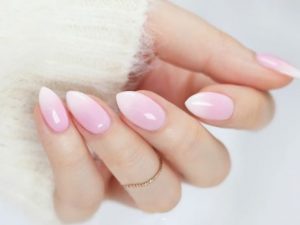 Unghie baby boomer: cos'è e come si fa la manicure che spopola sui social