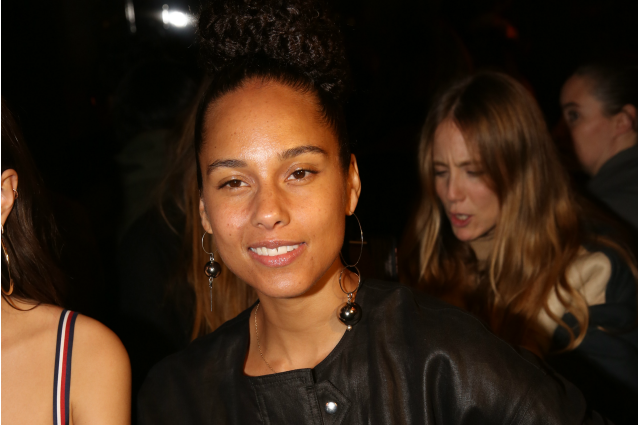 Alicia Keys senza trucco alle sfilate di Parigi: le donne non hanno bisogno del make-up