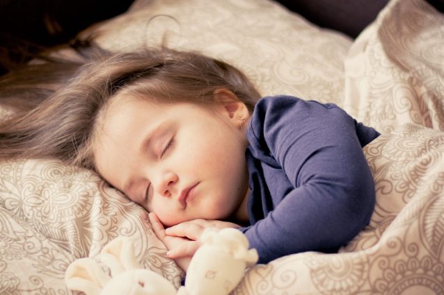 Dormire poco aumenta il rischio di obesità nei bambini: ecco come farli riposare bene